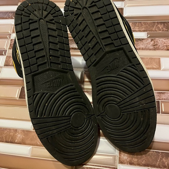 Jordan 1 Retro Mid 'Reverse New Love' Size 11! - Picture 4 of 6